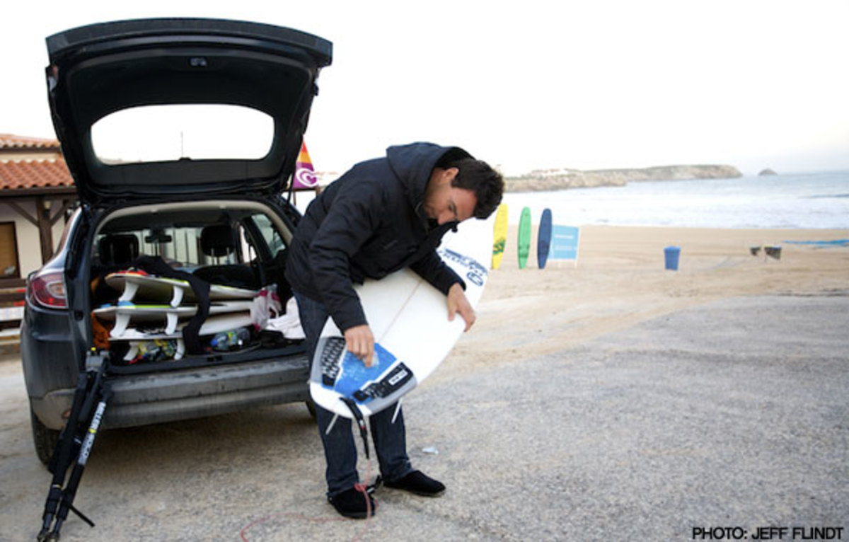 joel-parkinson-102309 Parko prepares to get in on his off-day warm-up.