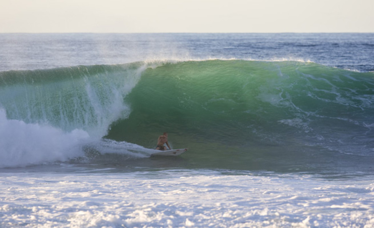 haw-careyt02911 Mick Fanning off the bottom on his way to the top at Rockpile.
