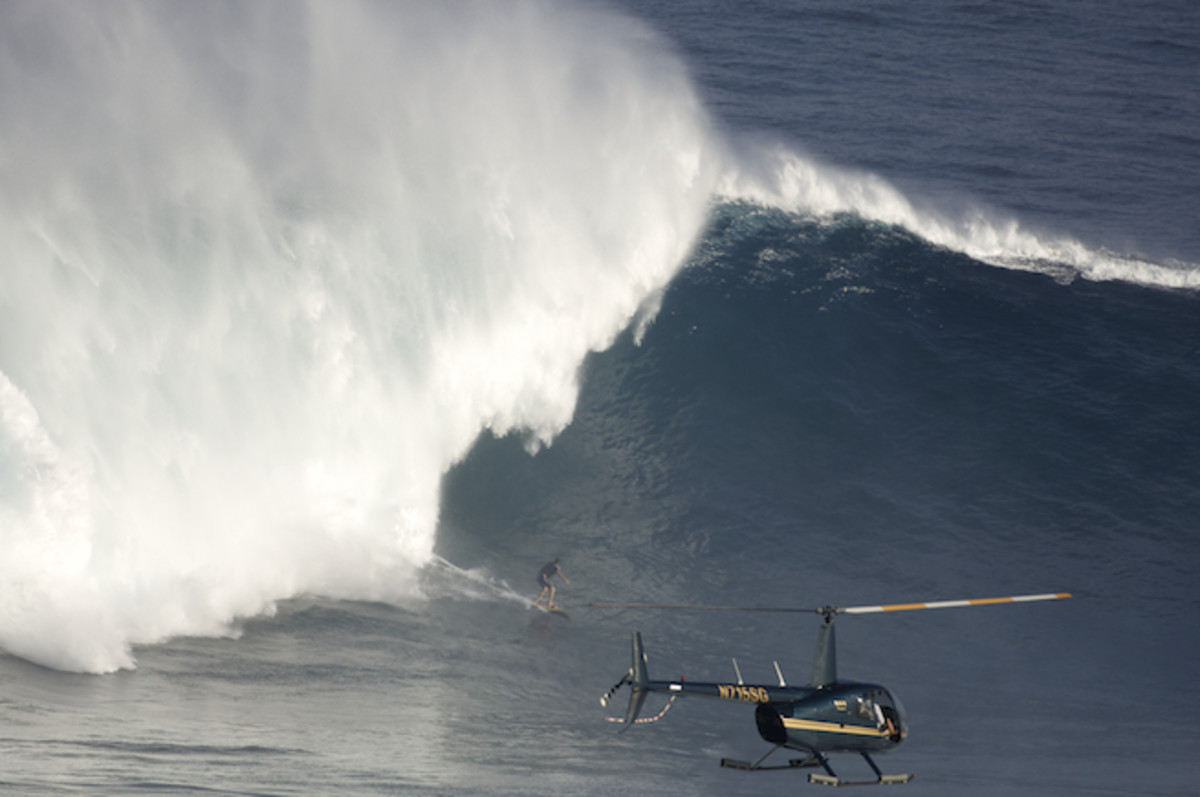 hawaii_dec_7_09-7344 Left at Jaws? With Helicopter. Charging on December 7th, 2009. Photo: Flindt