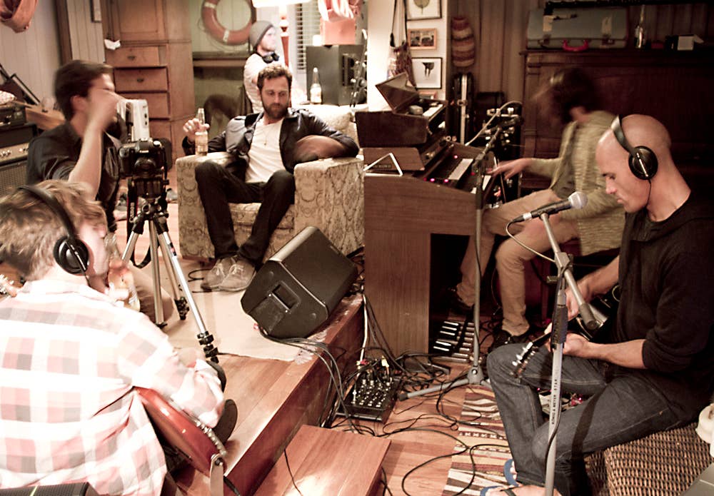 Kelly Slater & Angus Stone // Here & Now Soundtrack // 7:01 - Surfer