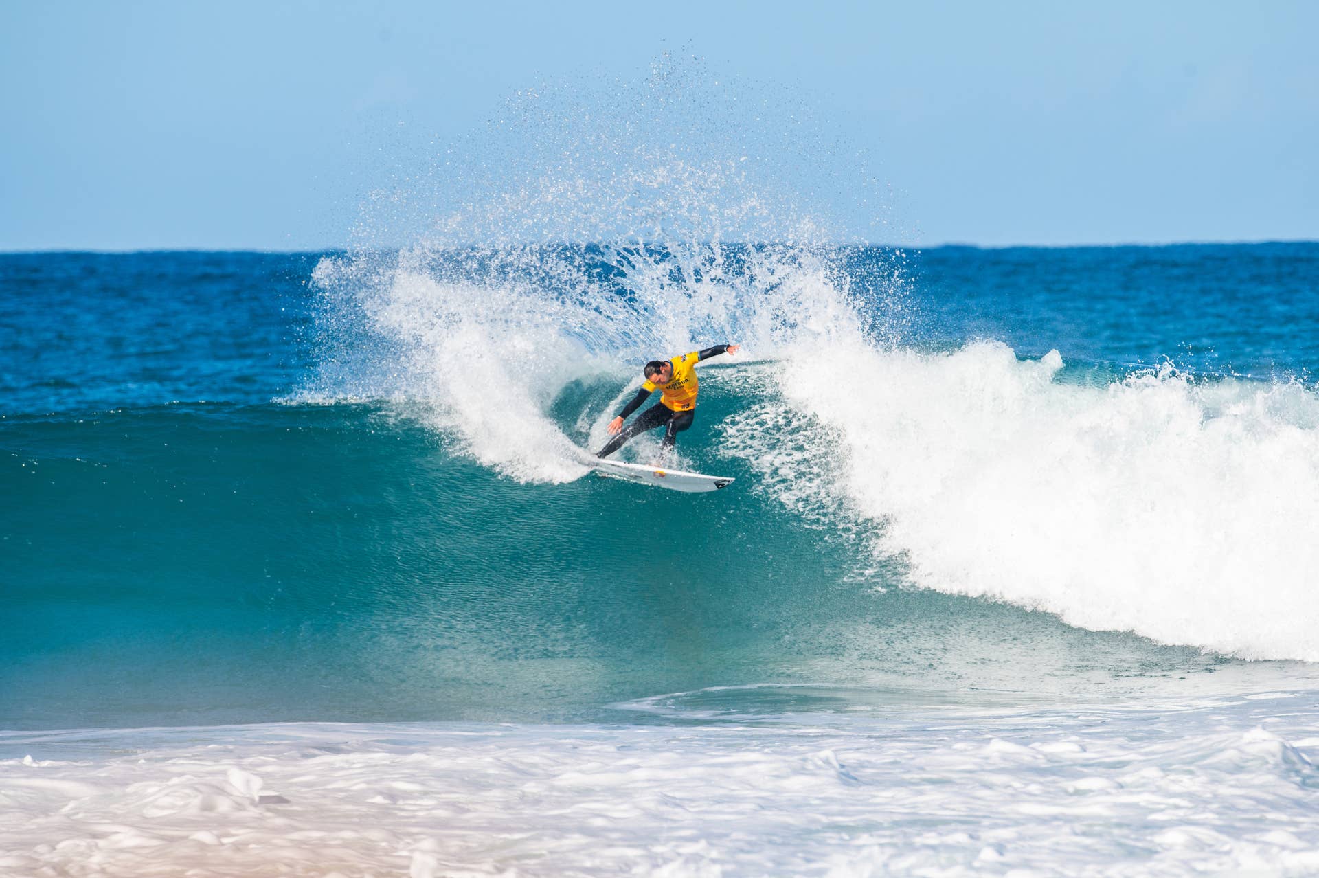 J-Bay 2025: Jordy Smith Survives, World Champs Advance - Surfer