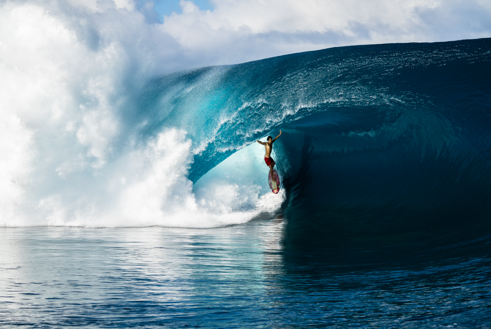 Matahi Drollet Surfs A Phenomenal Barrel at Heavy Teahupo'o - Surfer