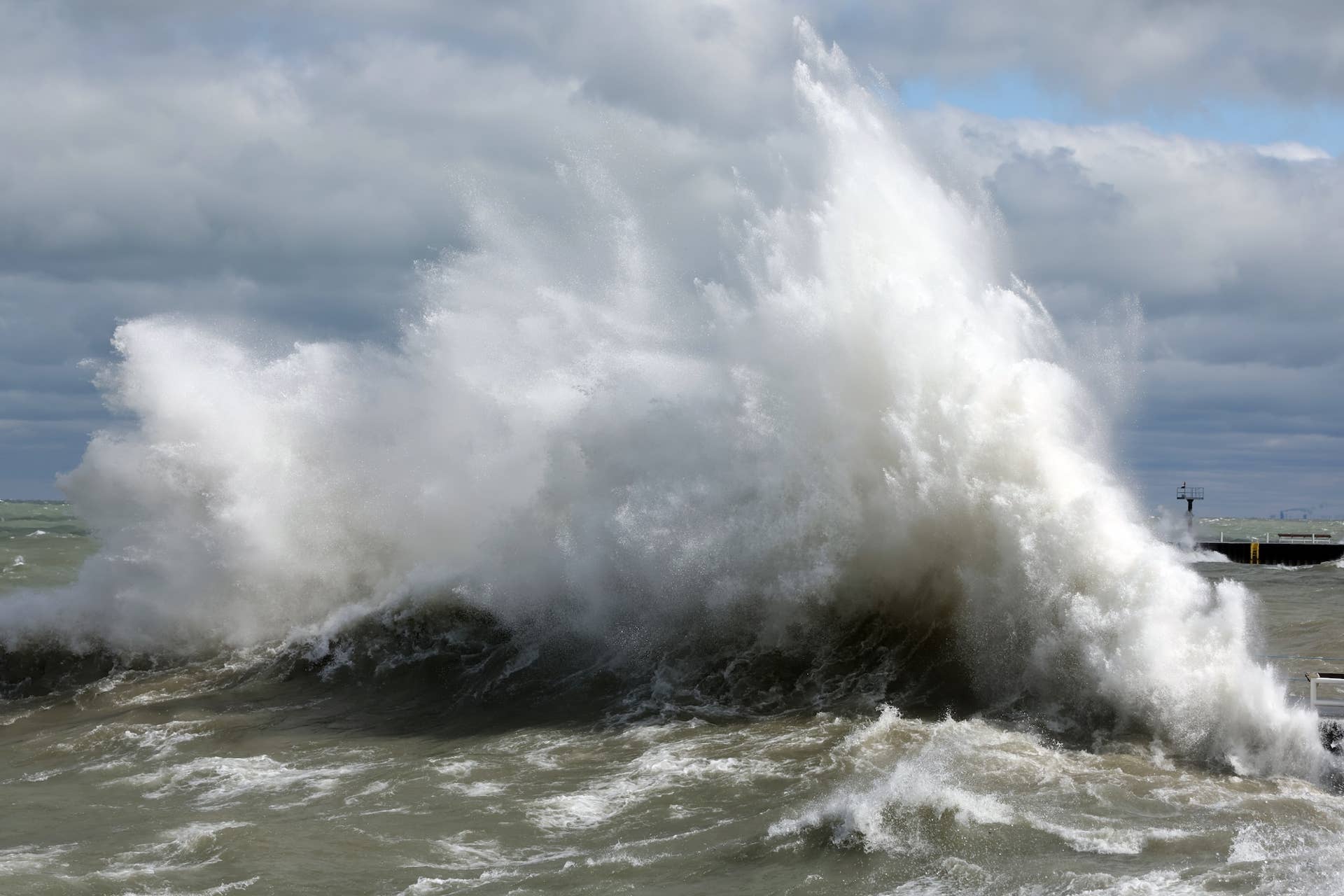 Massive Waves ‘Over 30ft’ Slam the Great Lakes (Video) - Surfer