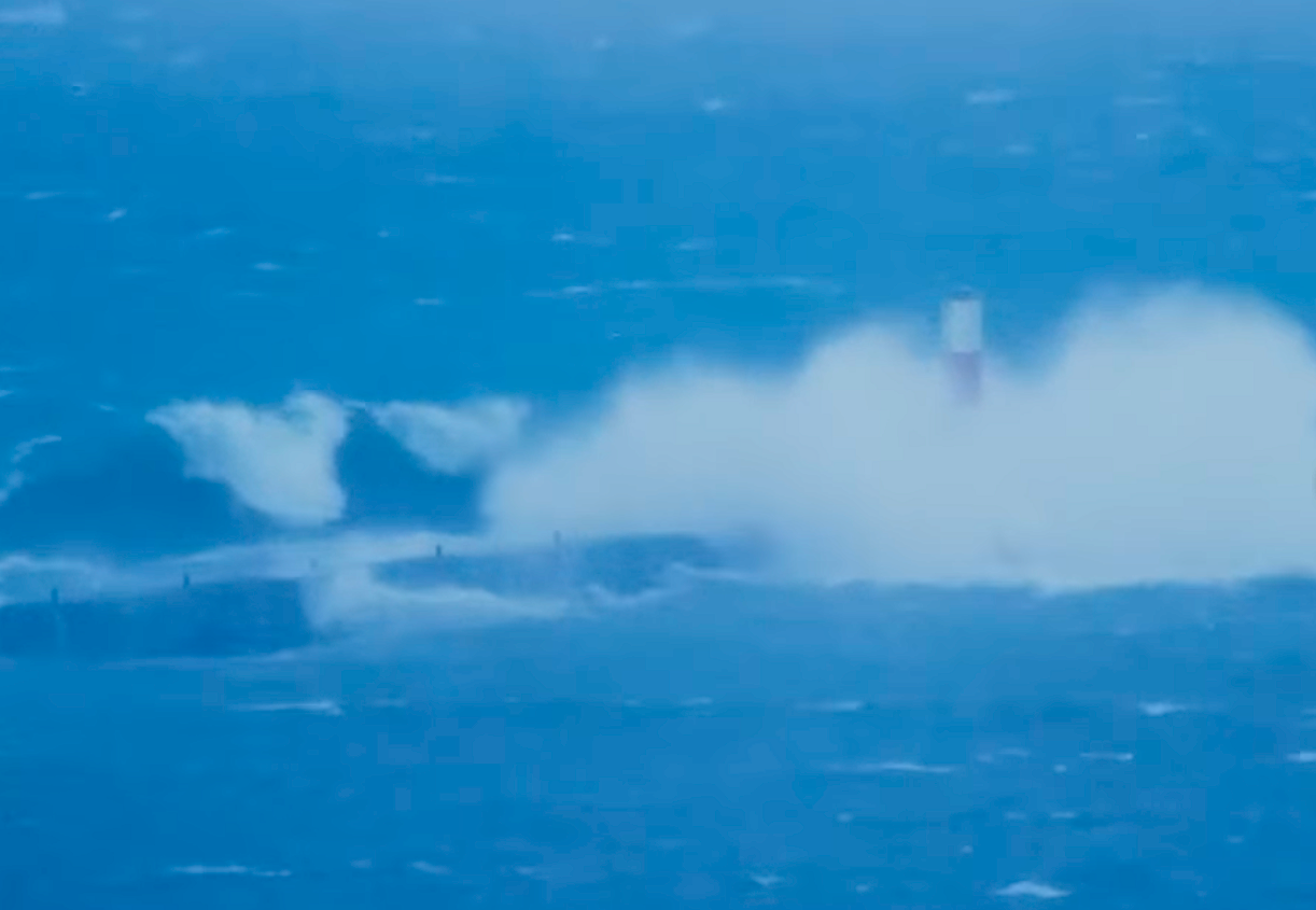 Massive Waves ‘Over 30ft’ Slam the Great Lakes (Video) - Surfer
