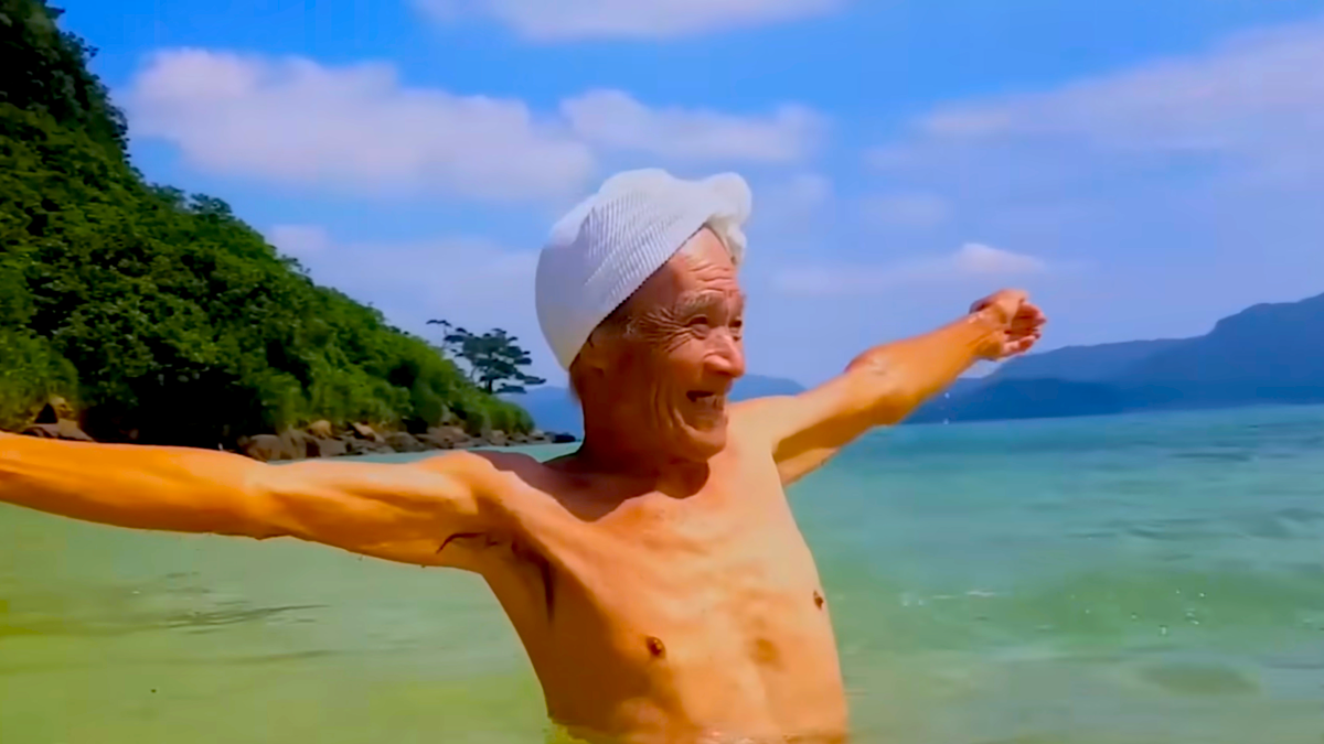 ‘Naked Hermit’ Survives 30 Years Alone on Japanese Island Paradise (Video)