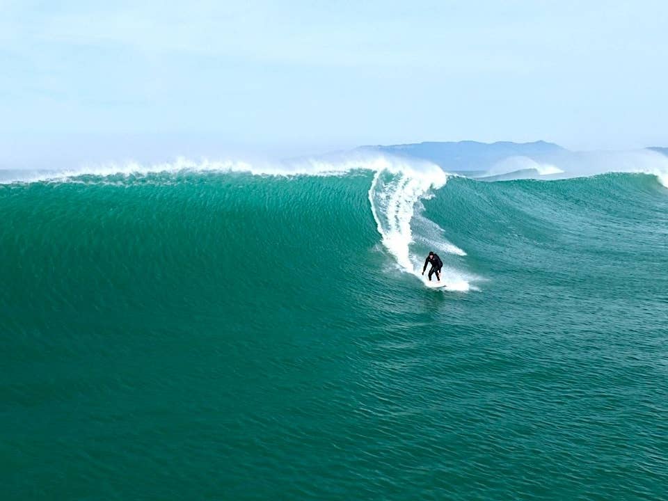 $25K Electric Surfboard Hits Big San Francisco Waves At 35 mph - Surfer
