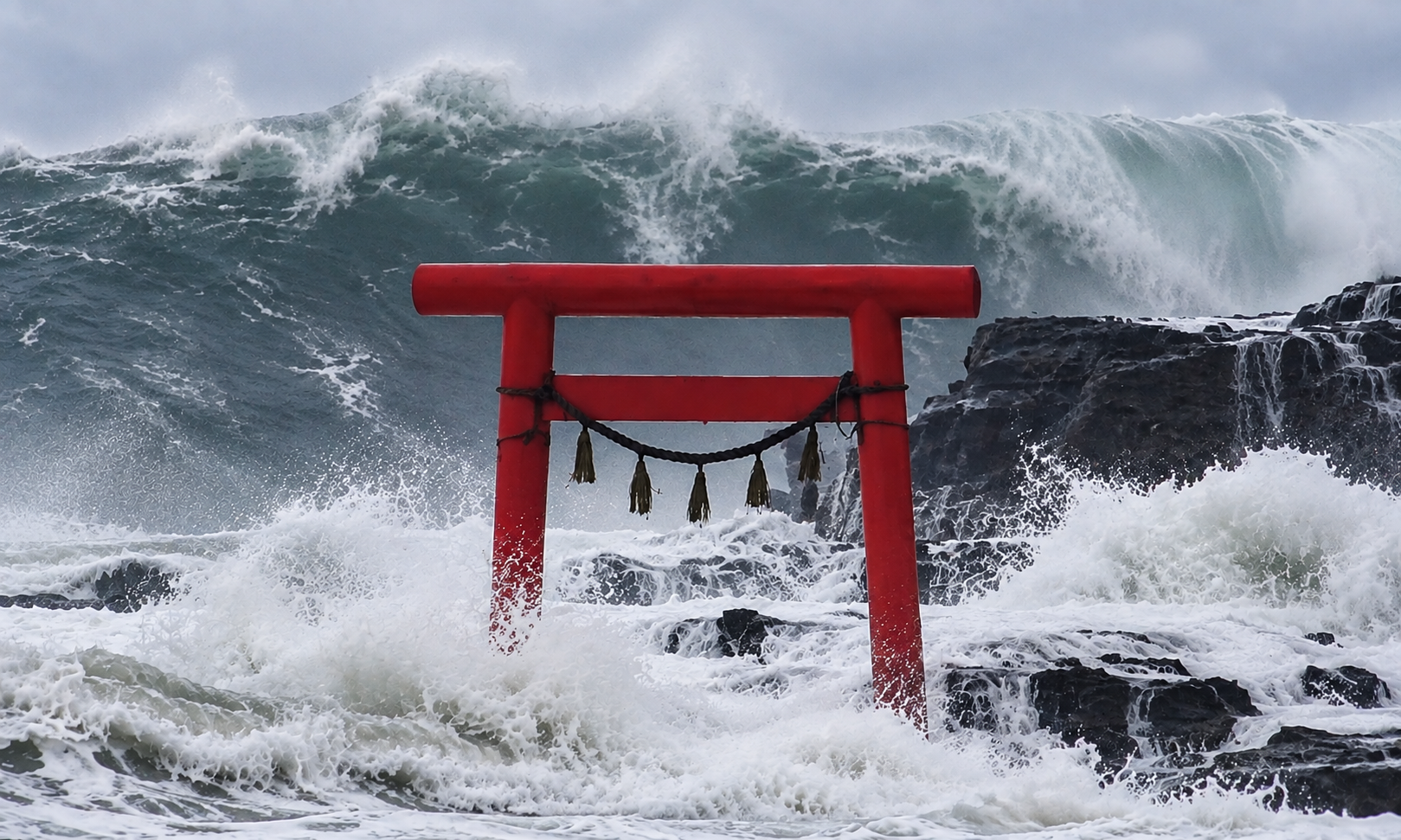 Typhoon Dujuan ‘Monster’ Waves Detonate Behind Japanese Torii Gate (Video)