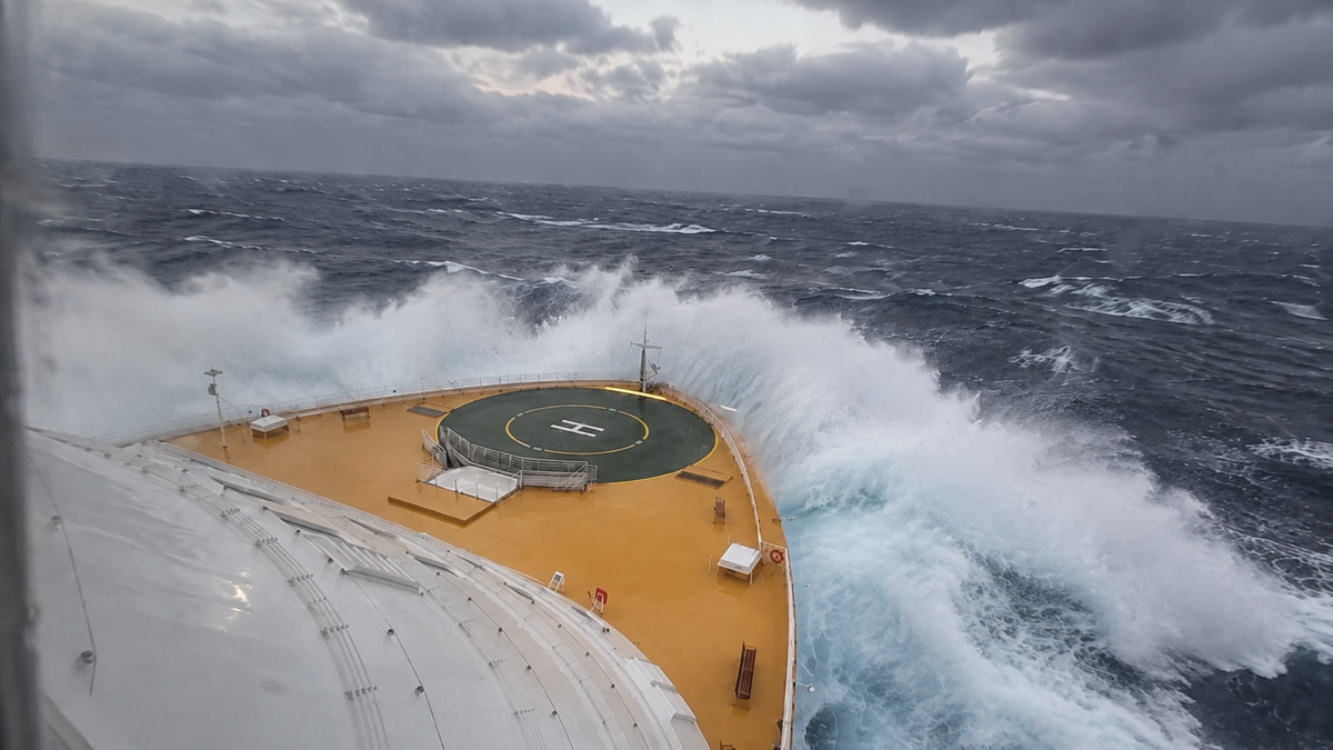 Cruise Giant ‘Oasis of the Seas’ Battles 20-Foot Nor’easter Waves (Video)