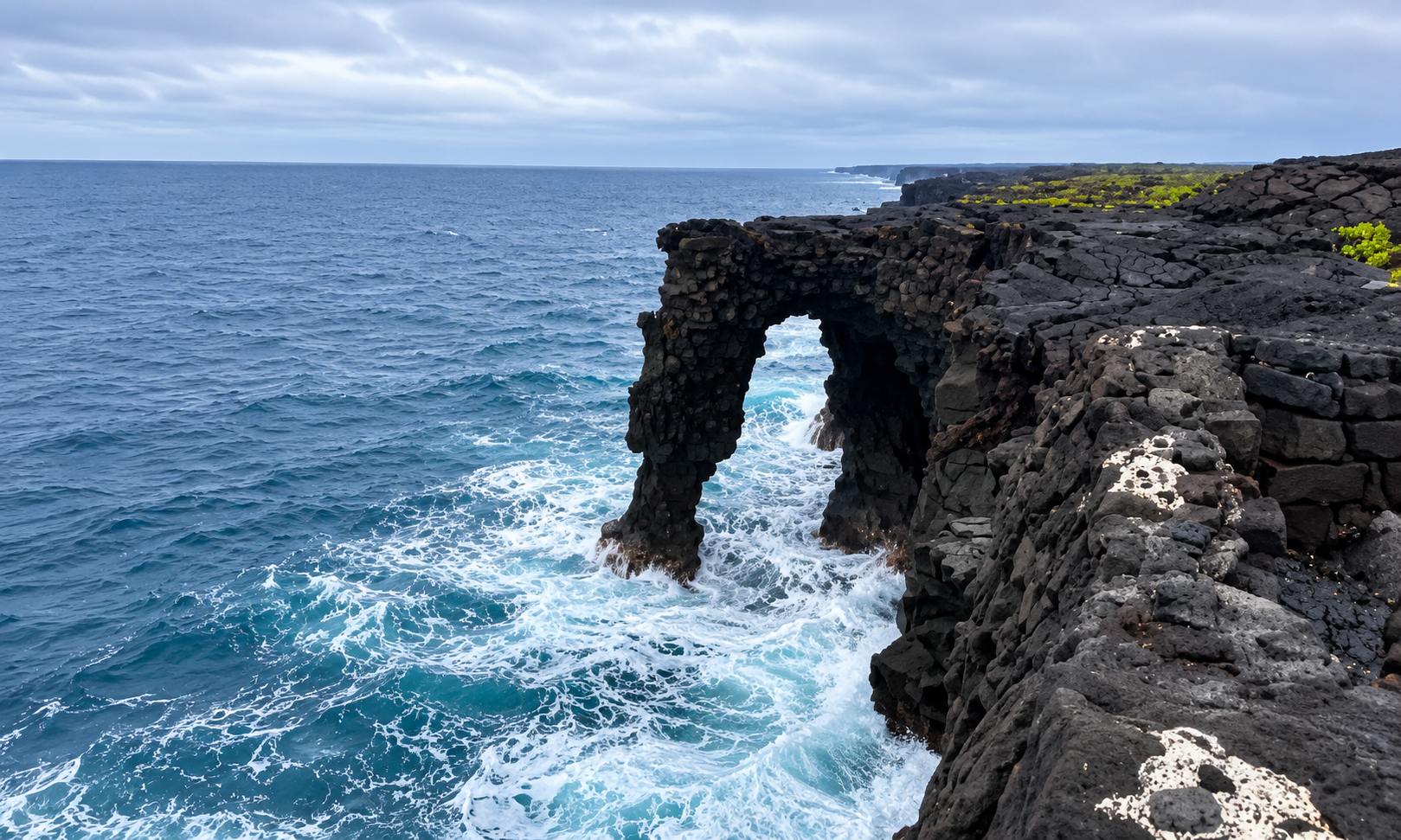 Famed 90-Foot Hōlei Sea Arch Implodes Into the Pacific After 500 Years (Video)