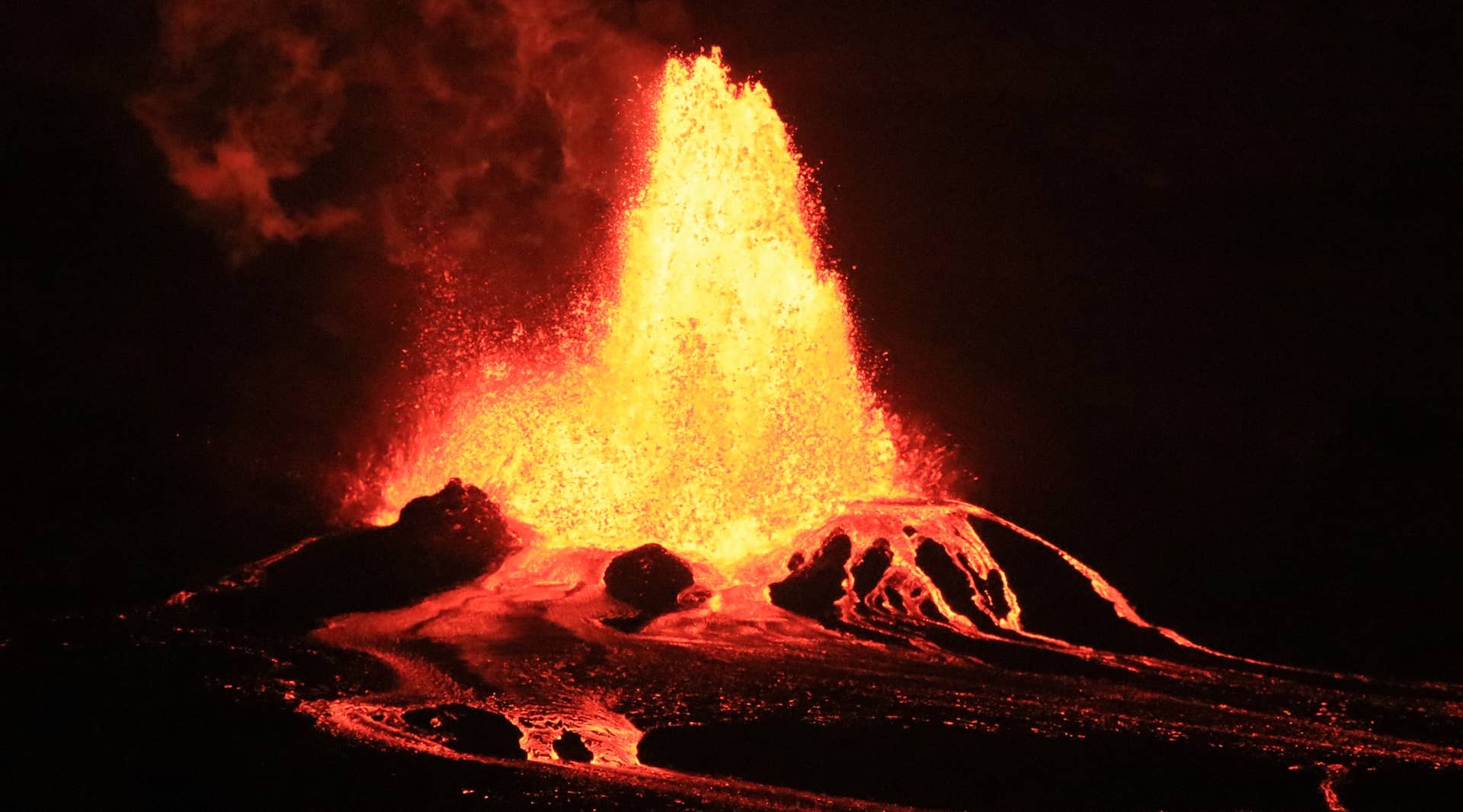 Nearly 100 Quakes Slam Kīlauea in 24 Hours as Lava Erupts From Summit (Video)