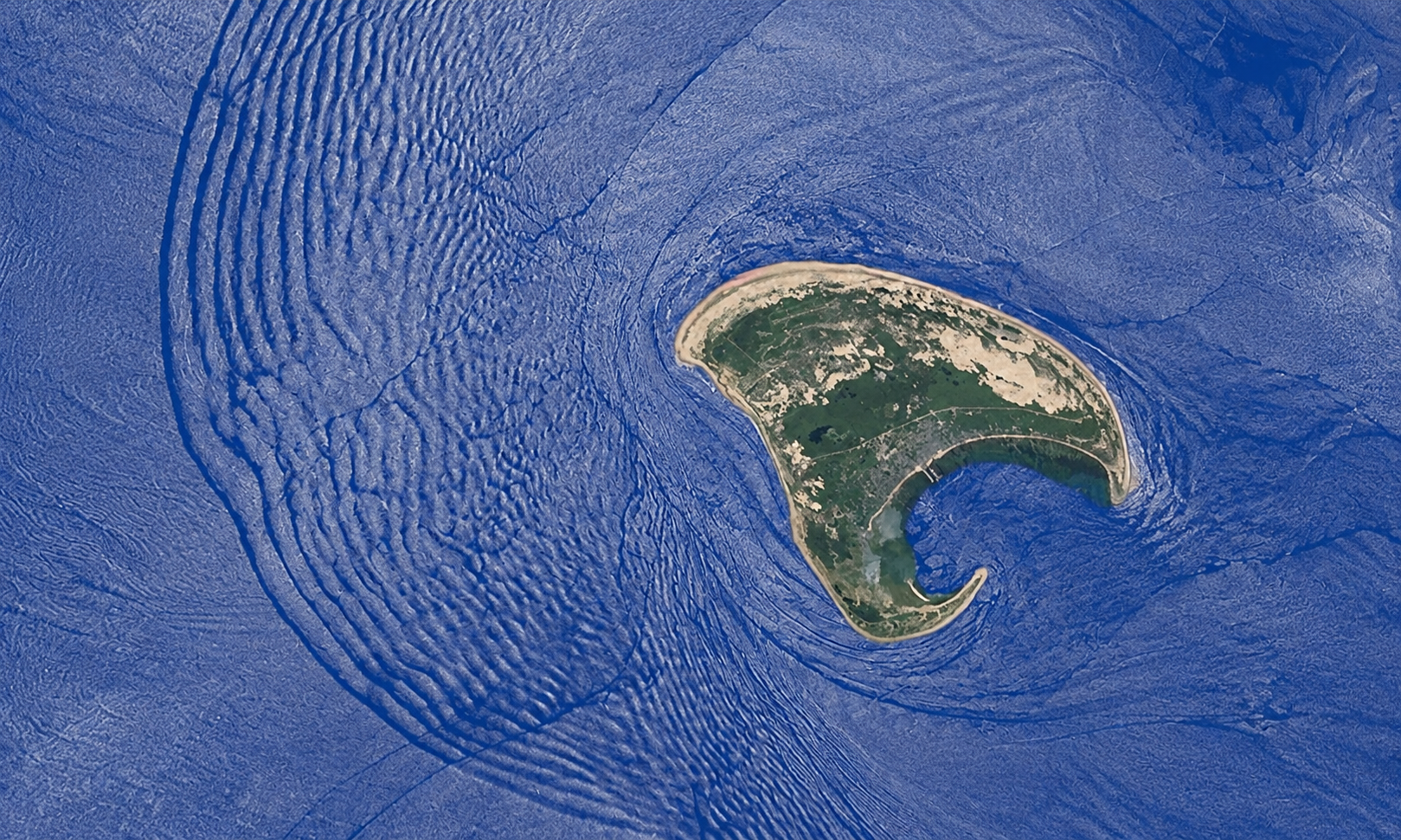1,000-Foot Invisible Waves Are Tearing Through the Deep Ocean - Surfer