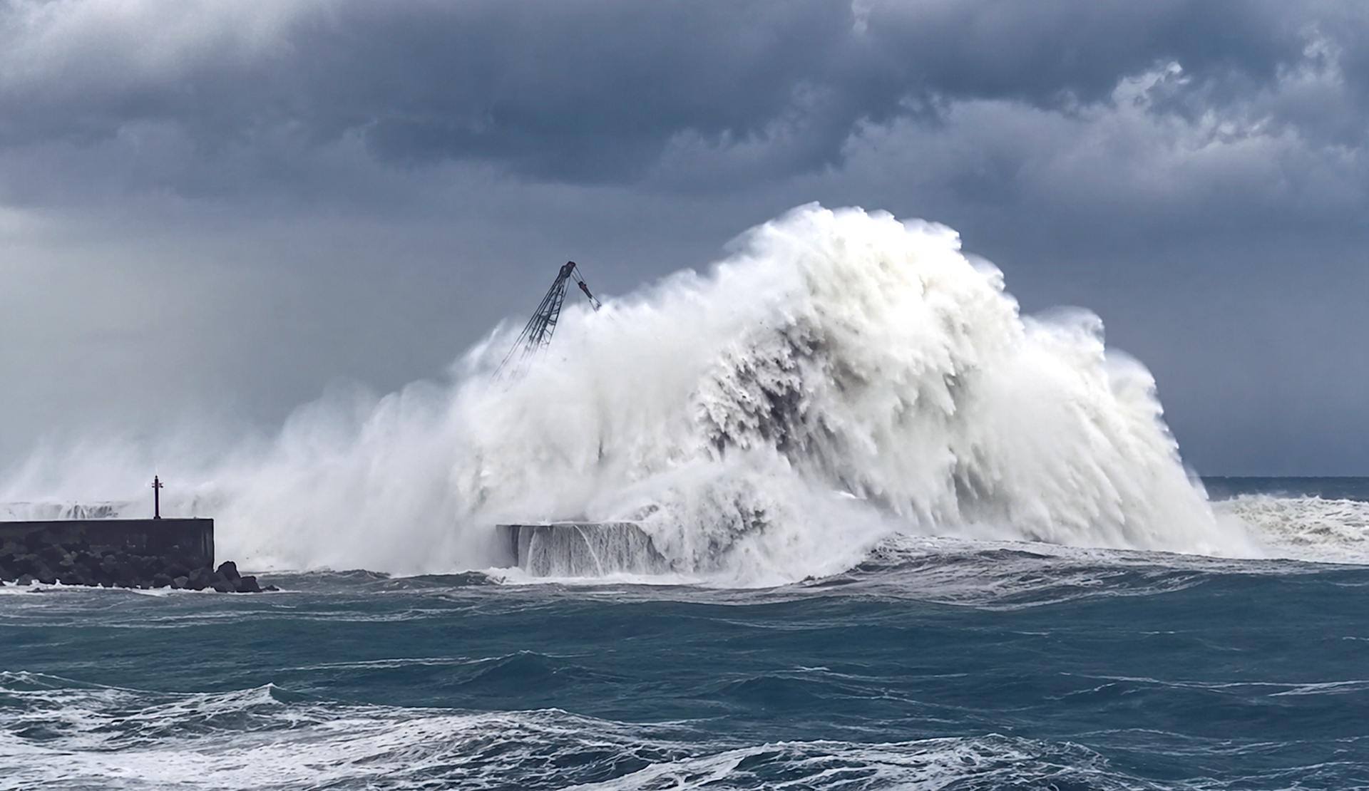 Super Typhoon Champi’s Monster Seas Hurl 164-Foot Crane Into Taiwan Harbor (Video)
