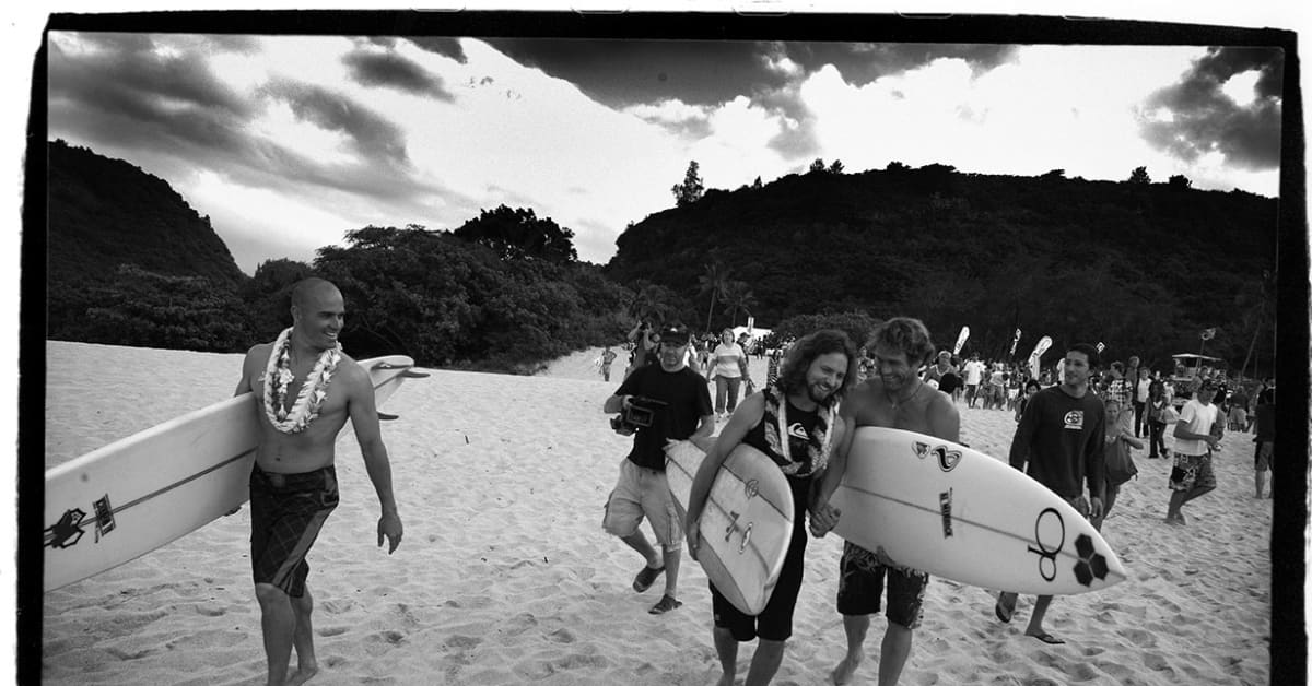 Kelly Slater, Eddie Vedder and the Story Behind a Waimea Bay Moment