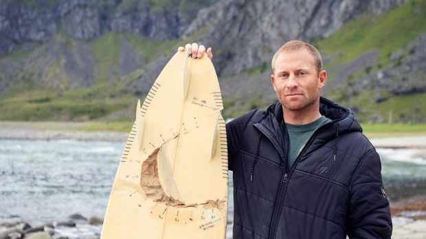 Shannon Ainslie surfer survives attack from two great white sharks in south africa.