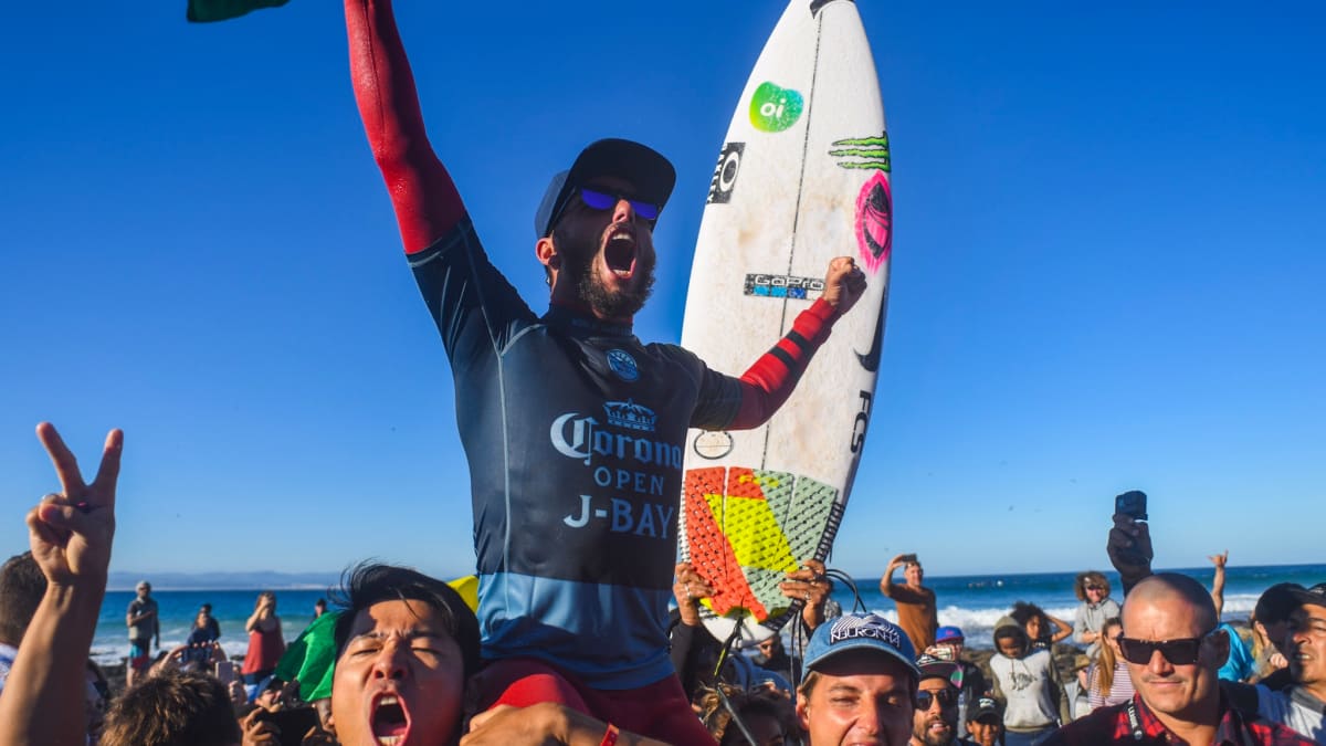 Tidelli and Filipe Toledo together in a Wave of Solidarity