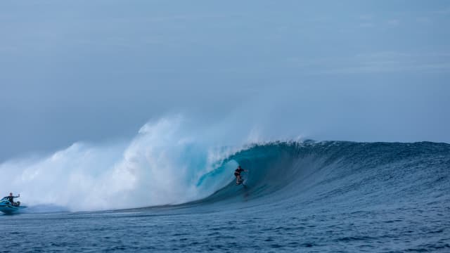 Big wave foil deals surfing