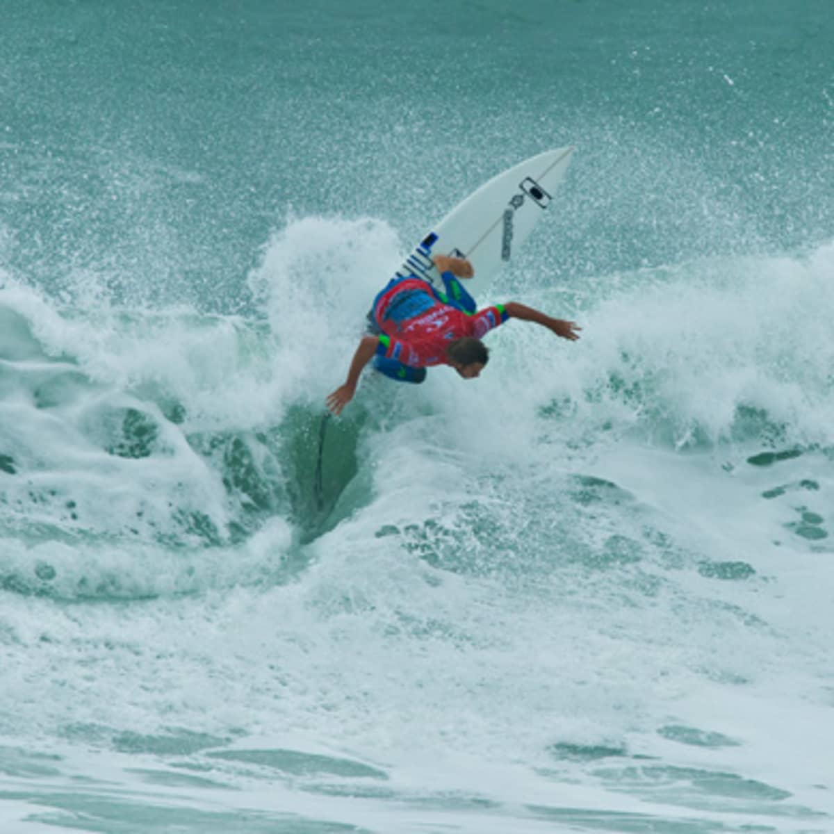 Surfers get creative in smaller conditions on Day 2 of O'Neill
