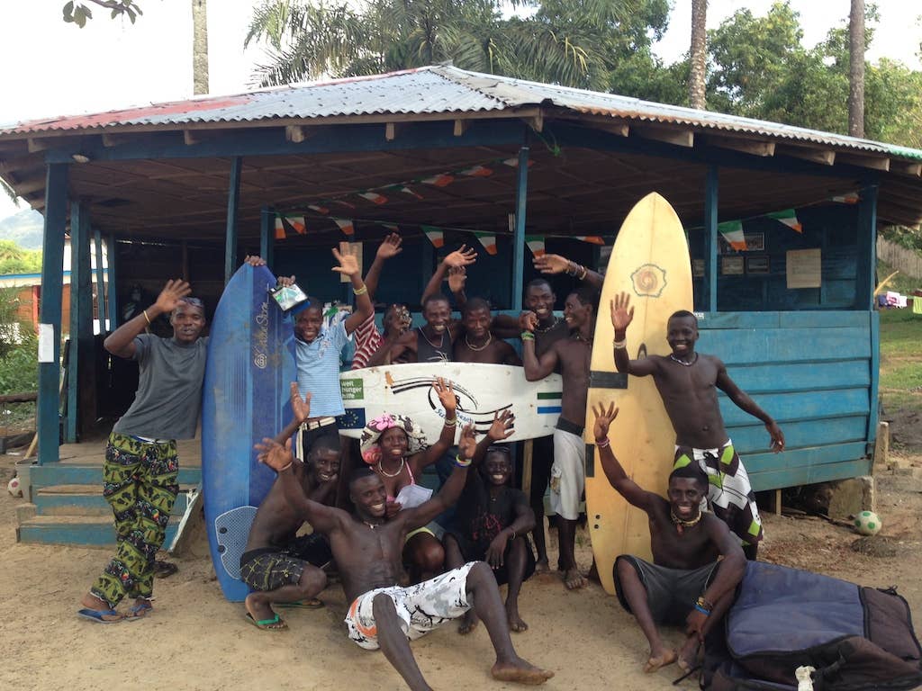Surfistas y tablas delante del club comunitario de Bureh.