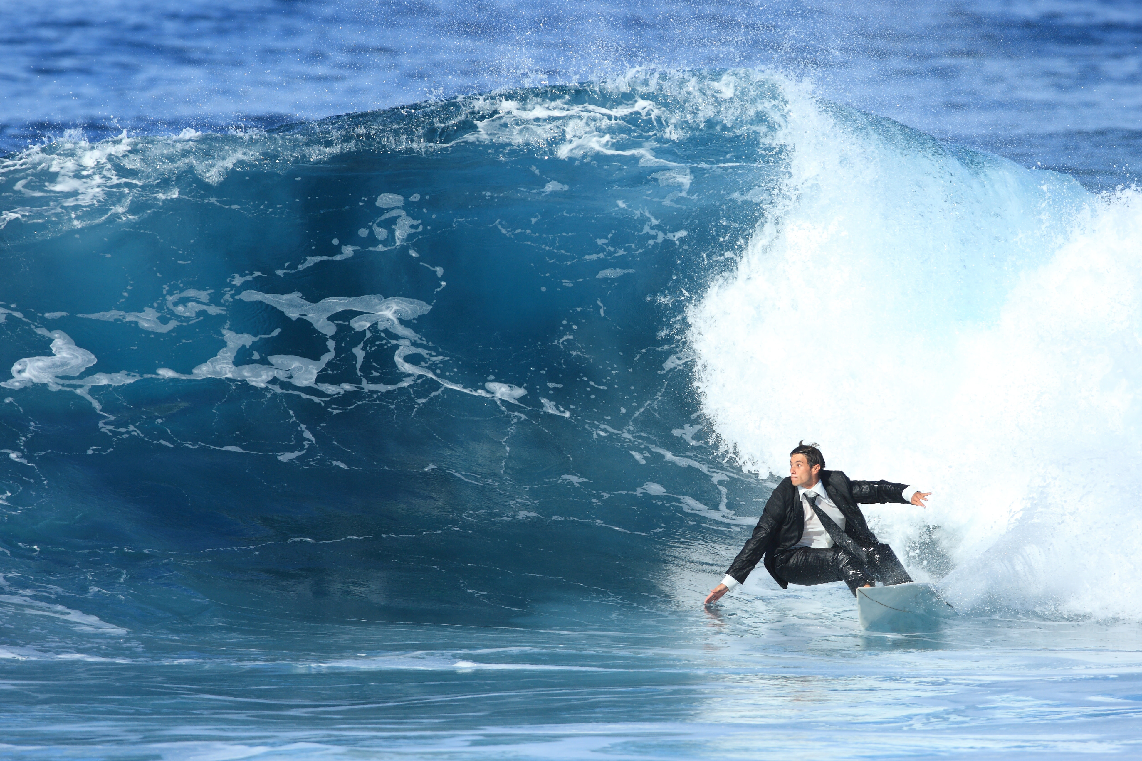 Буйки на море. Плавание на открытой воде. Босфор заплыв. Поплывём. Плавают на матрасе.