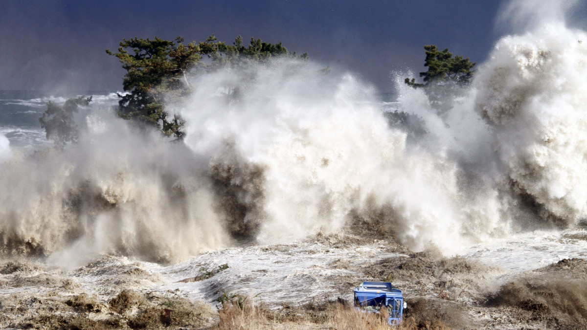特撮 TSUNAMI gettyimages-1167227437-1.jpg