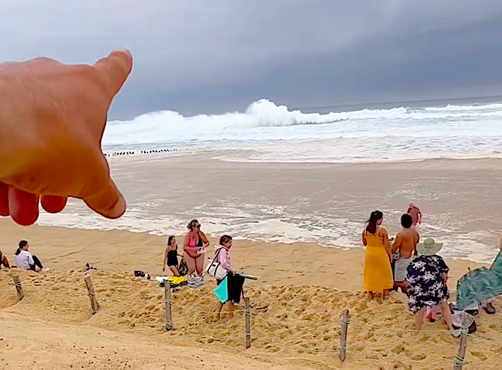 Mini Tsunami: Beachgoers Panic in France (Video) - News Directory 3