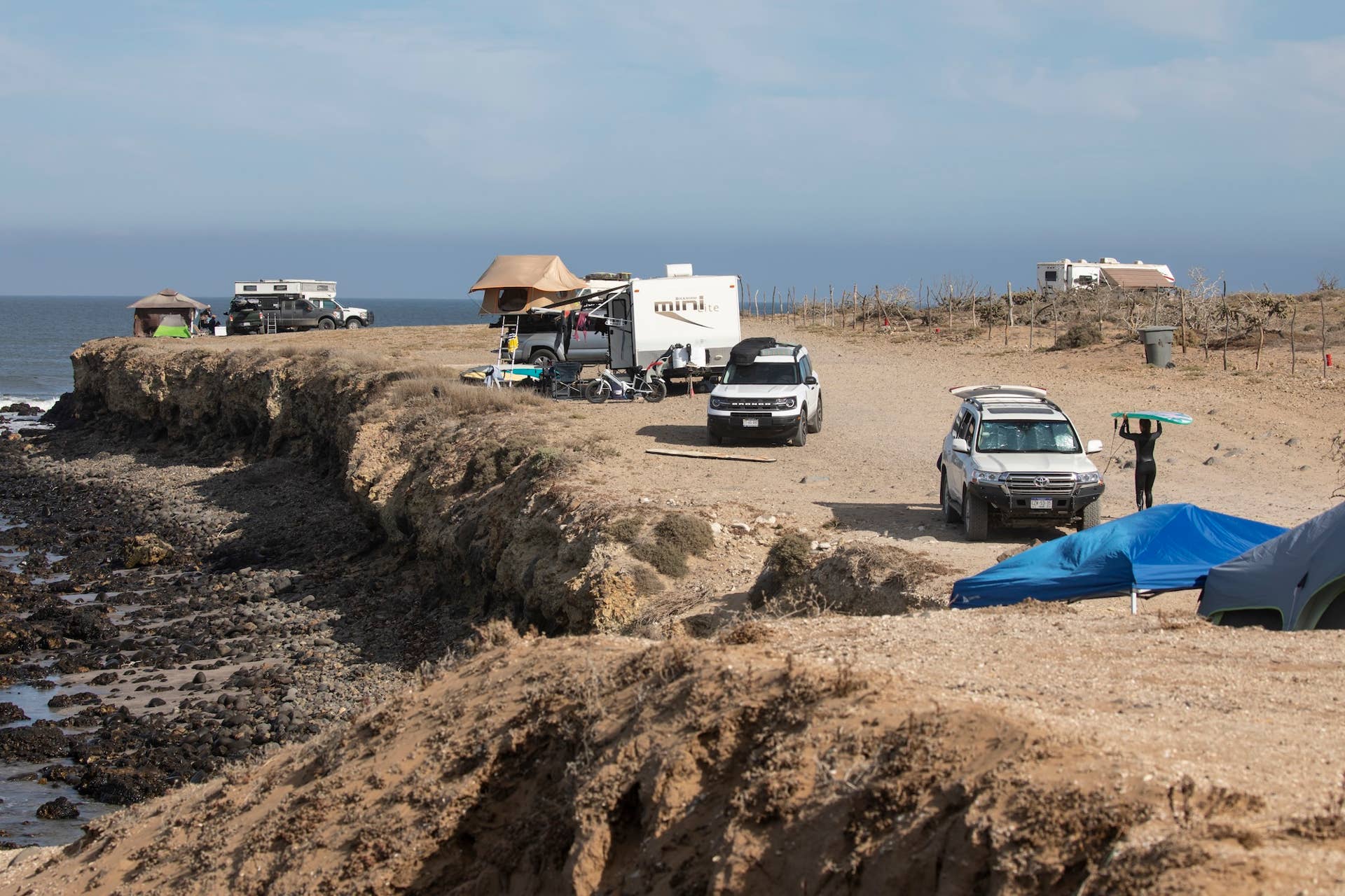 Falaises de la baie de Scorpion occupées par des surfeurs