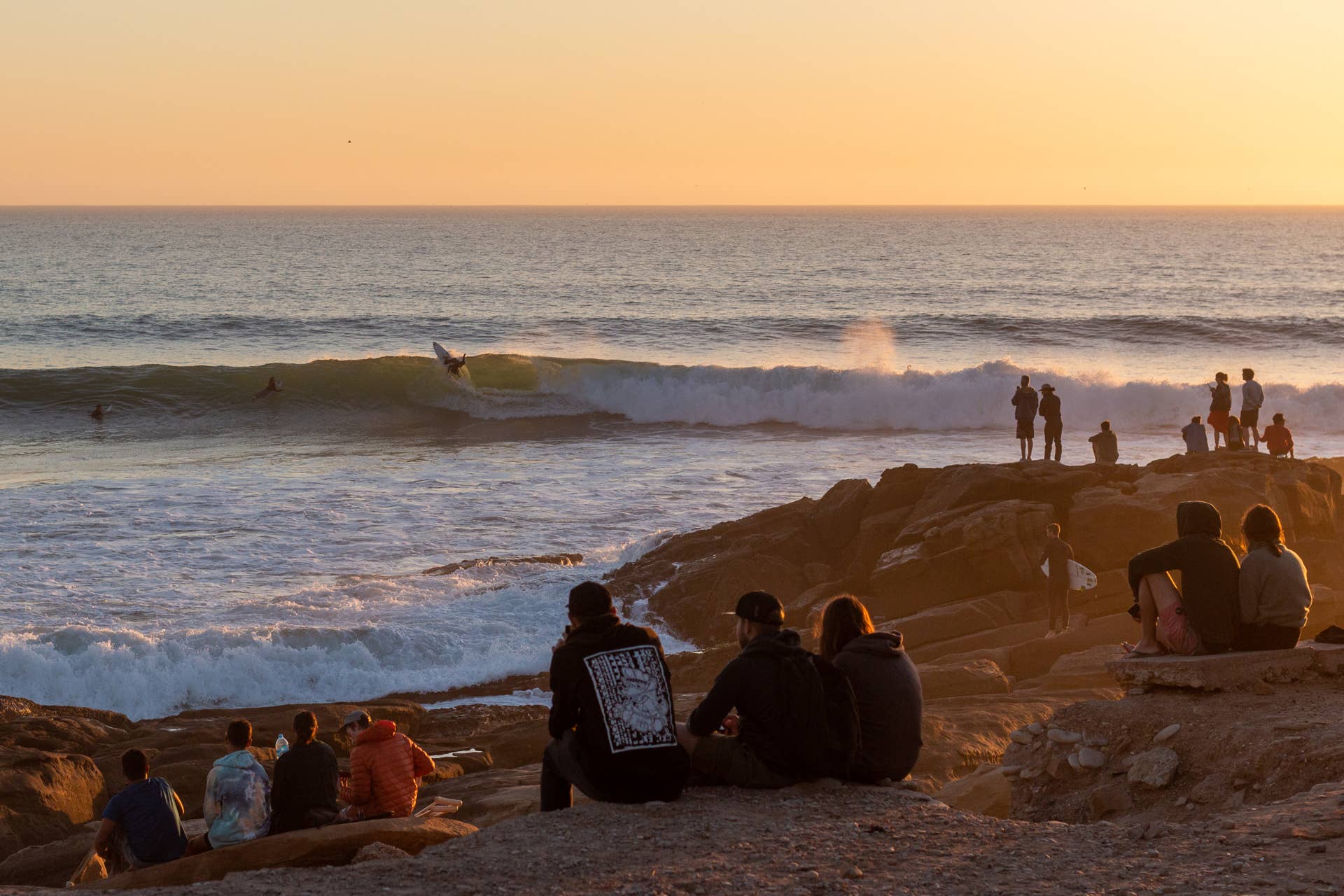 Où surfer en janvier : 4 spots épiques à visiter maintenant