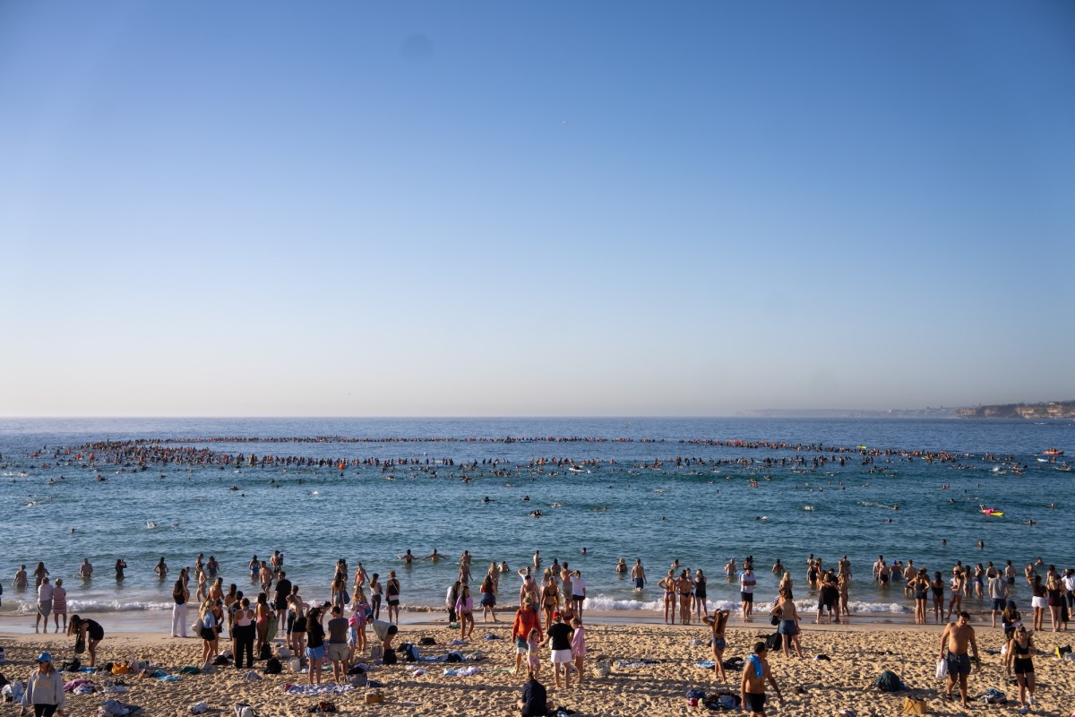Bondi Beach Attack: Photos of Memorial & Crowds Gathered Bondi Beach Attack: Photos of Memorial & Crowds Gathered