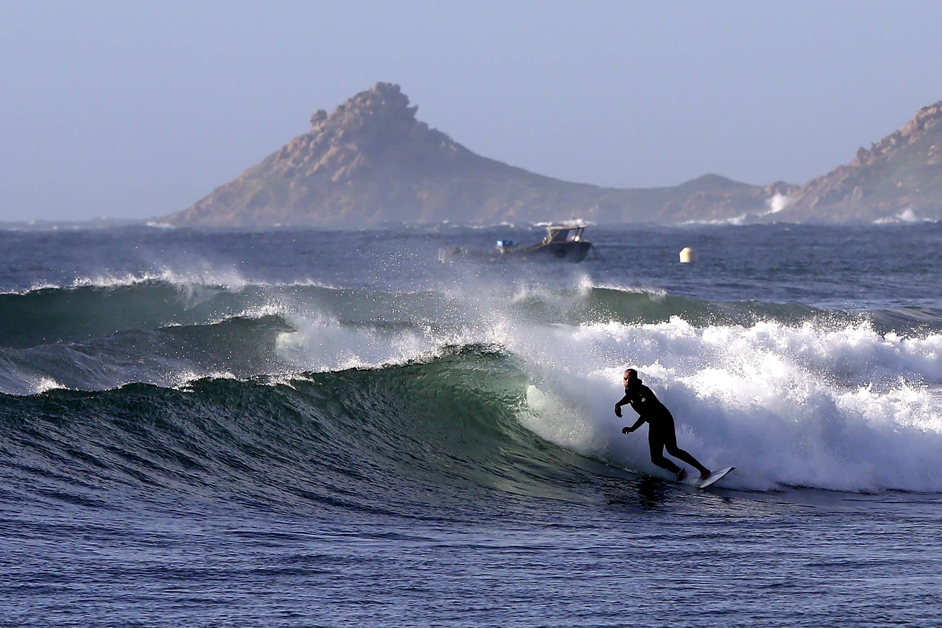 Trois endroits inattendus où vous pourrez surfer sur la Méditerranée cet hiver