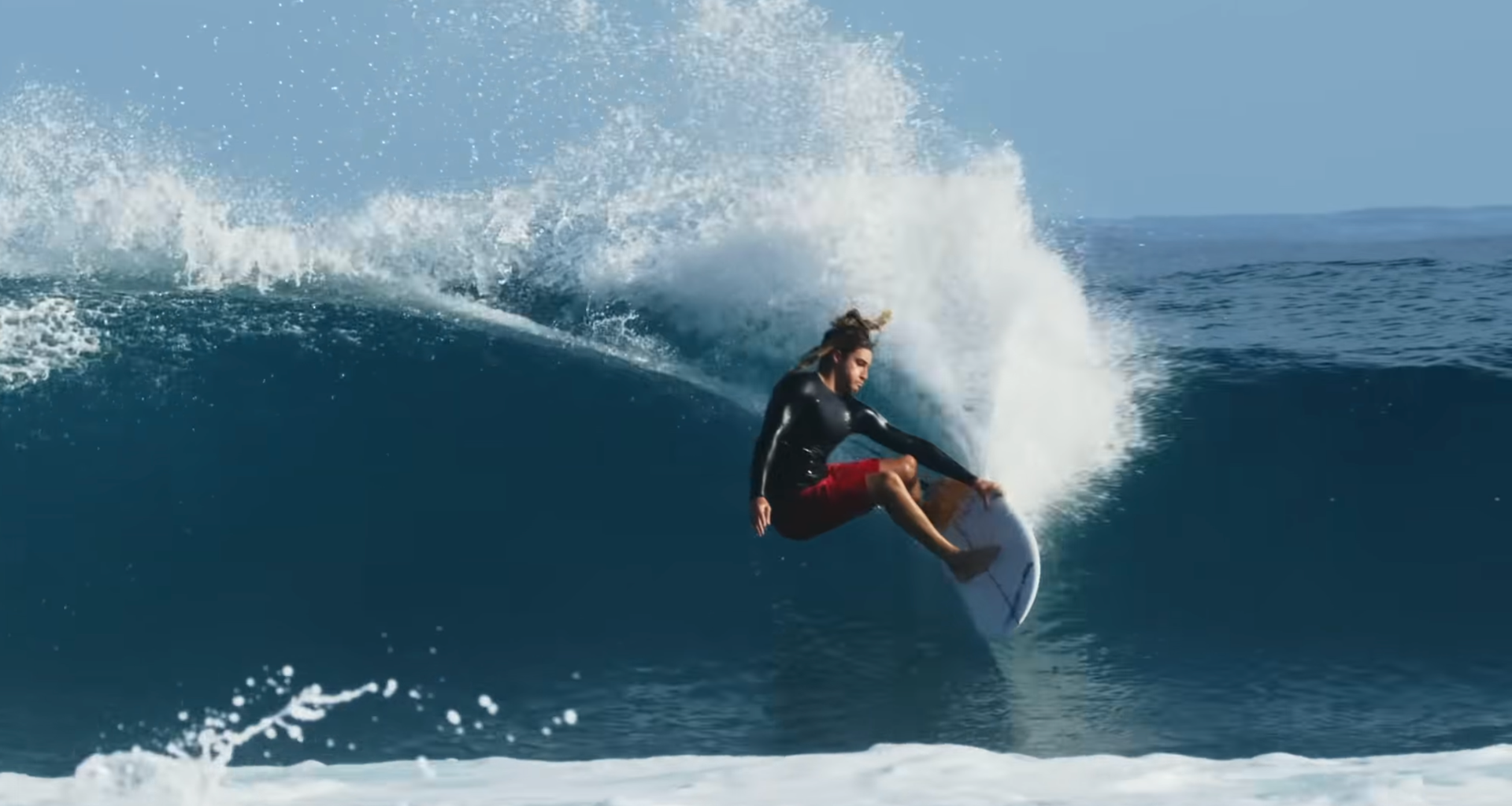 Oscar Langburne effectuant un carve sur sa planche.