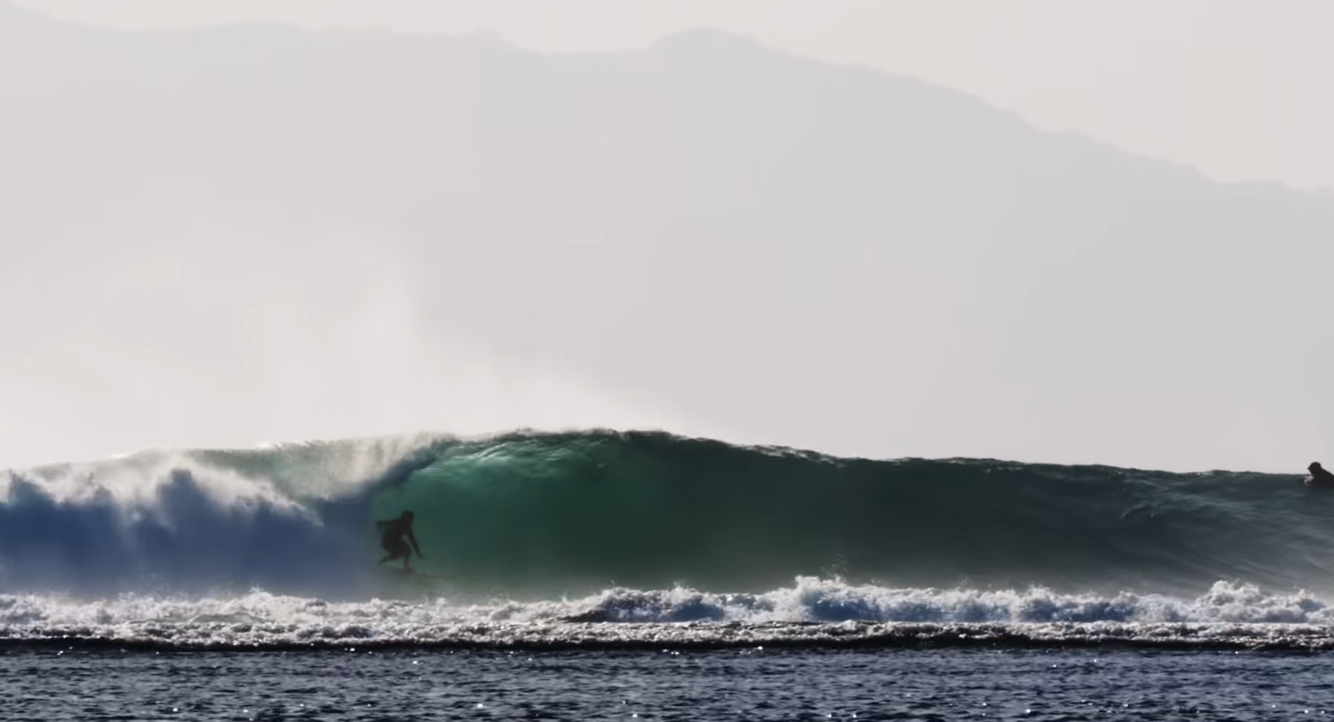 Vue large d'Oscar Langburne surfant à G-Land.