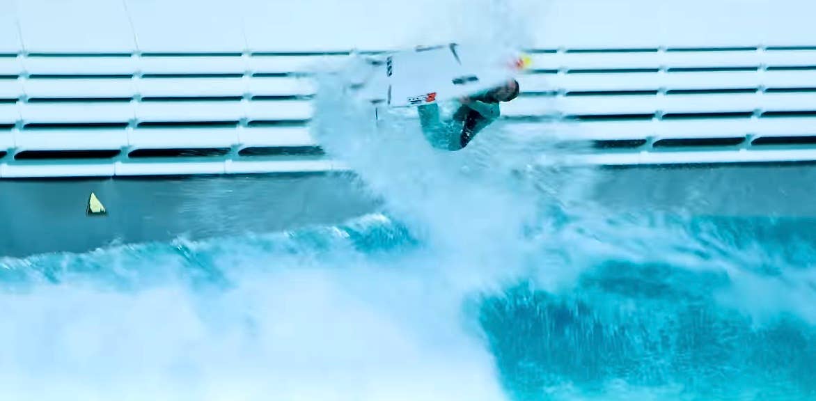 Sierra Kerr réalise le premier backflip réalisé en surf par une femme (vidéo)