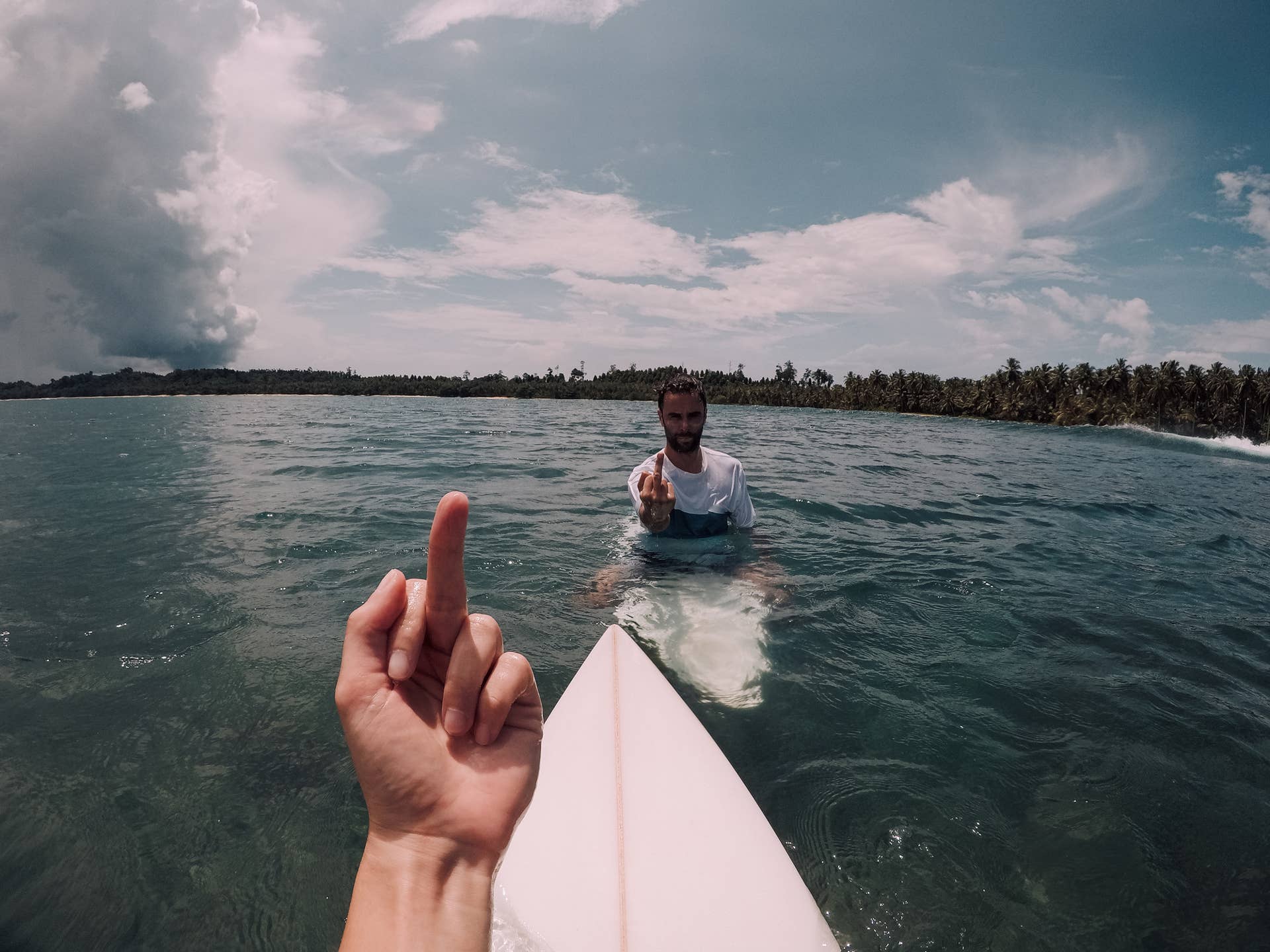 Hey Dibi : Si le surf est censé être relaxant, pourquoi tout le monde est-il si en colère ?
