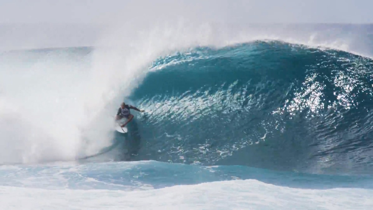 Kelly Slater Wins At Pipeline Surfer