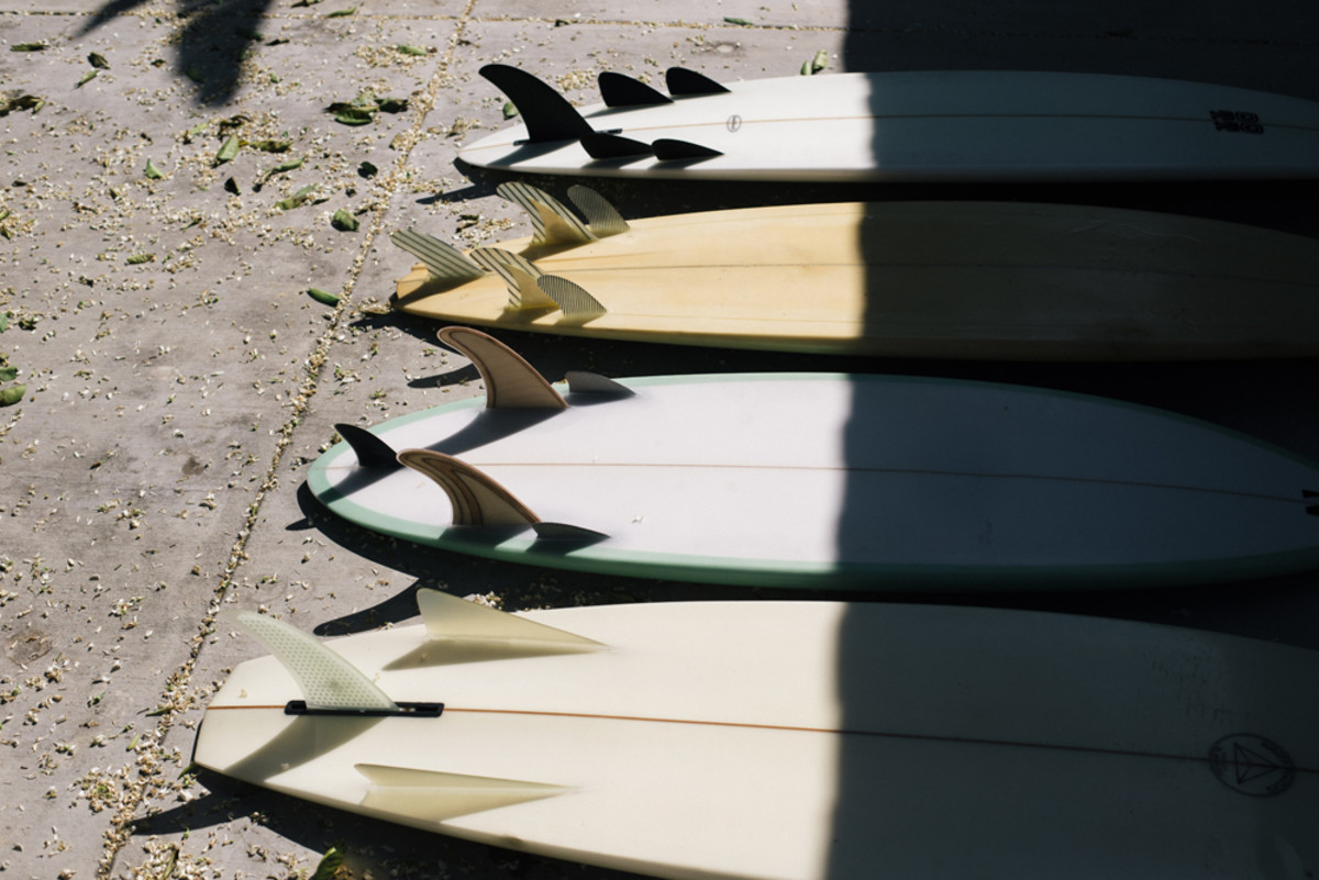 Surfboard with fins on cheap bottom