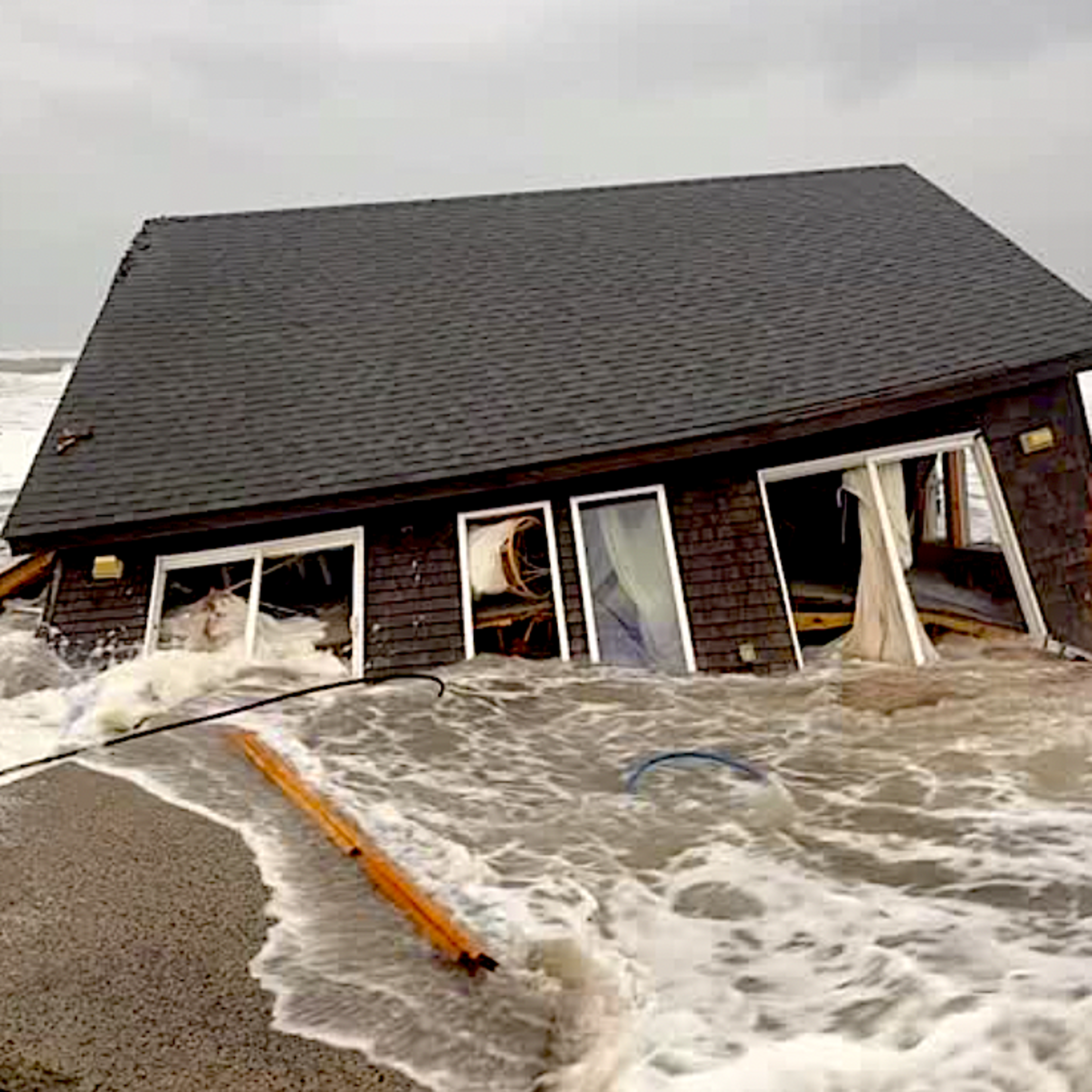 everything-you-need-to-know-about-teahupo-o-surfer