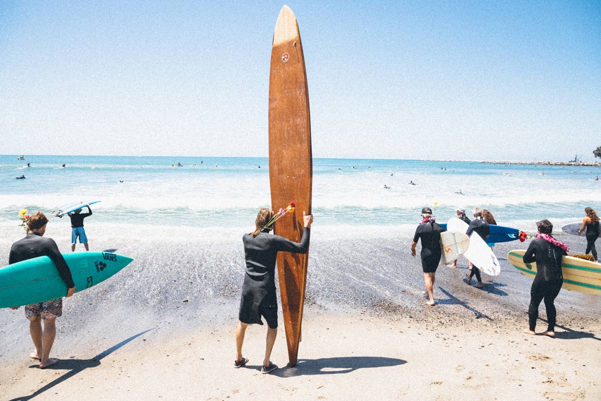 Ex-Pro Gathers 1,000 Surfers For World’s Biggest Paddle Out Record - Surfer