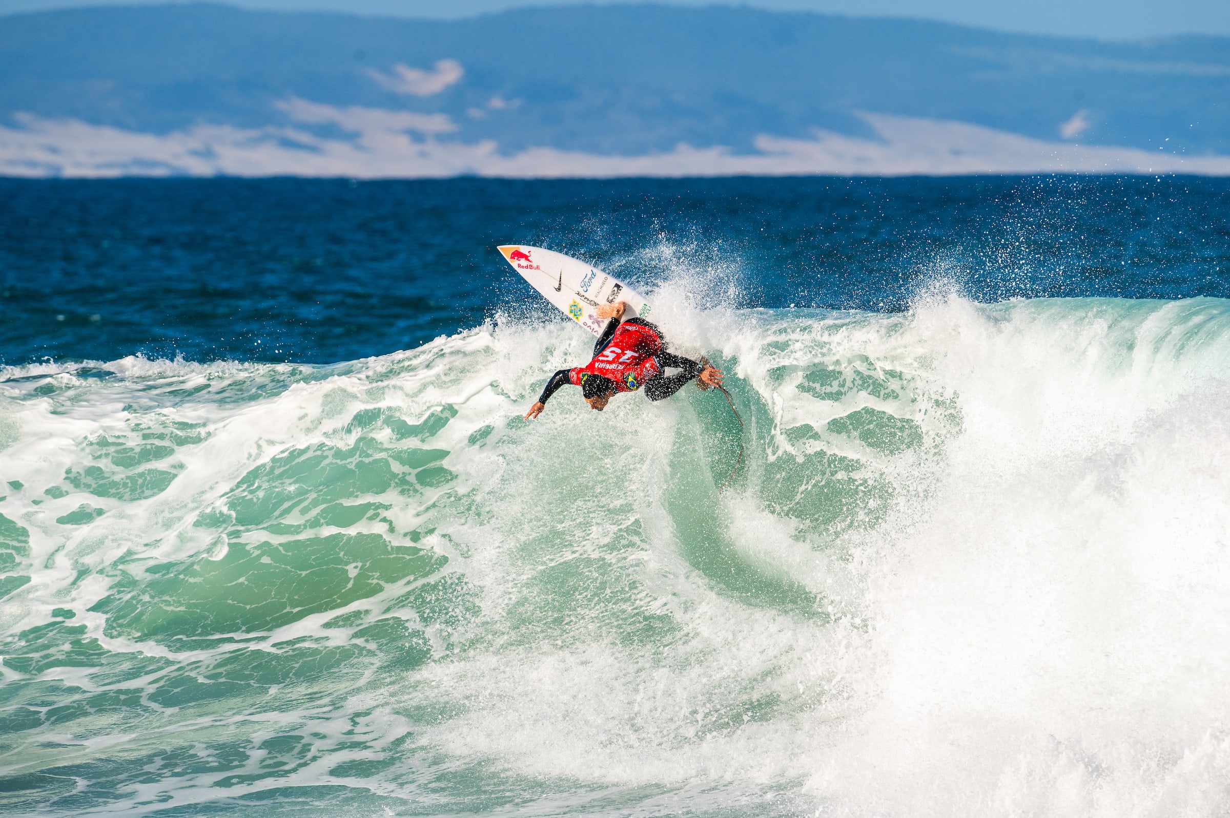 J-Bay 2025: Jordy Smith Survives, World Champs Advance - Surfer